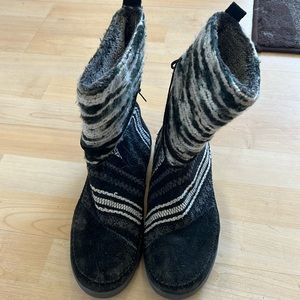 Toms size 8 boots